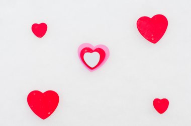 kar üzerinde kırmızı, pembe ve beyaz Kalpler