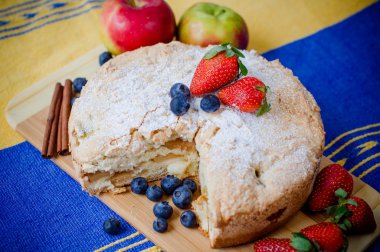 Elmalı turta meyve ile