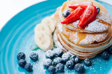 Kahvaltı krep meyve ile