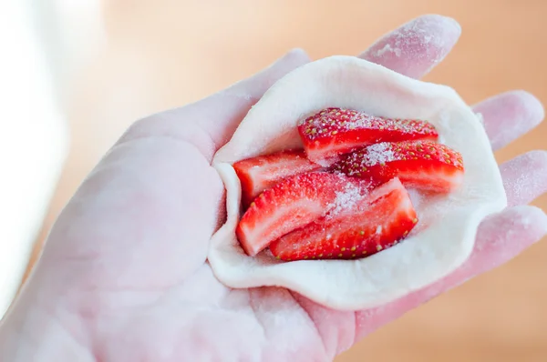 Ham Ukraynalı varenyky perogies çilek ile