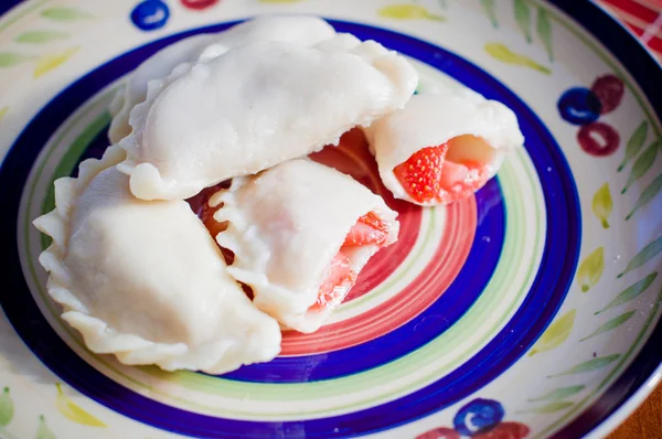 Ukrayna varenyky perogies çilek ile