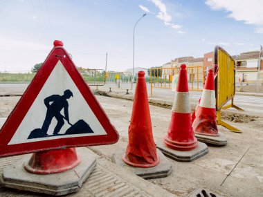 Yapım aşamasındaki bir caddede tabela panoları