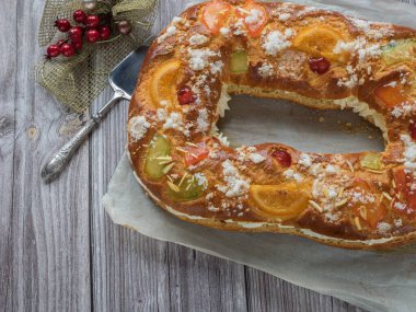 Ocak ayındaki krallar bayramı için tipik bir İspanyol tatlısının özenle hazırlanmış fotoğrafları. Meyveli, fındıklı ve kremalı İspanyol Noel pastası. İspanyol mutfağı kavramı