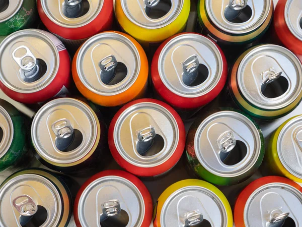 Alüminyum veya metal boş teneke kutuların geri dönüşümü. Yeniden kullanım ve geri dönüşüm için kutu grubu.