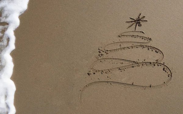 Albero Natale Disegnato Nella Sabbia Sulla Spiaggia Concetto Vacanza — Foto Stock