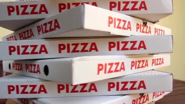 Egy Halom Fehér Pizzásdoboz Piros Betűkkel Vegyük Élelmiszer Fogalmát — Stock videók