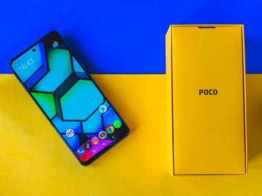 Lleida, İspanya. 11 / 25 / 2020: Xiaomi POCO X3 mavi yeni akıllı telefon ve Xiaomi Inc. Xiaomi tarafından geliştirilmiş sarı kutu. Xiaomi özel bir Çin elektronik şirketi..