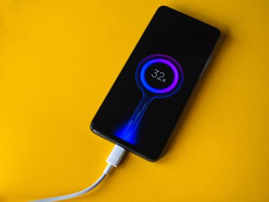 Lleida, İspanya. 11 / 25 / 2020: Xiaomi POCO X3 yeni mavi akıllı telefon% 32 şarj ediliyor, Xiaomi Inc. Xiaomi tarafından geliştirildi..
