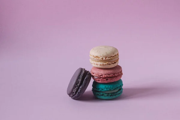 Macarons Colorés Dans Une Pile Isolée Sur Fond Rose Espace — Photo