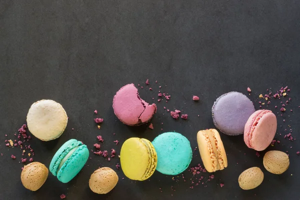 Lustiges Buntes Makronenkekse Dessert Mit Dunklem Hintergrund Kopierraum — Stockfoto