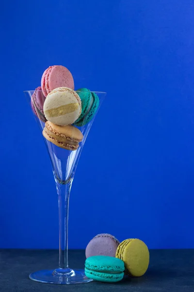 Macarons Colorés Tasse Sur Fond Bleu Espace Copie — Photo