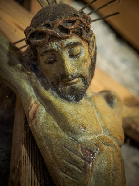 在十字架上的耶稣基督木雕的特写 罗马式风格 基督教的概念 — 图库照片