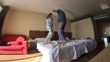 Aşk sonsuza dek yaşar! Evde kıdemli bir çift var. Yakışıklı yaşlı adam ve çekici yaşlı kadın birlikte vakit geçirmekten zevk alıyorlar. Eğleniyor ve yatakta zıplıyor..