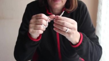 Boynunda Bakire Meryem 'in altın madalyonuyla İncil okuyan yaşlı bir kadın. Hıristiyanlık kavramı