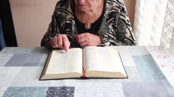 Starsza Kobieta Czytająca Biblię Złotym Medalionem Maryi Panny Wiszącym Jej — Wideo stockowe