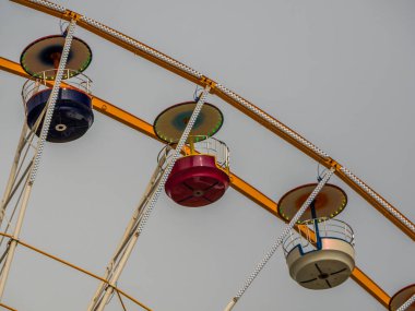 Büyük dönme dolap detayı. Eğlence parkında dönme dolaba bak.