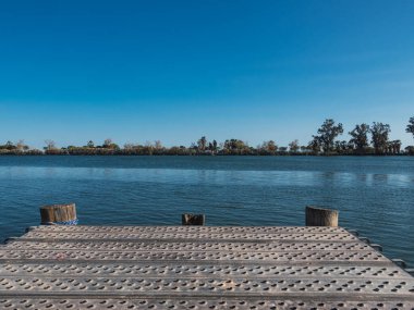 Ebro nehrinin ağzının yanındaki iskele platformu, Katalonya, İspanya.