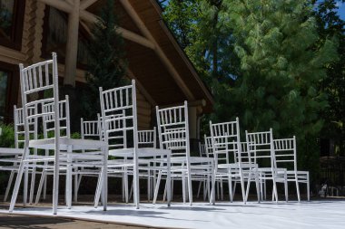 Festivaller için beyaz tahta sandalyeler. Düğün töreni. Evlilik kaydı..