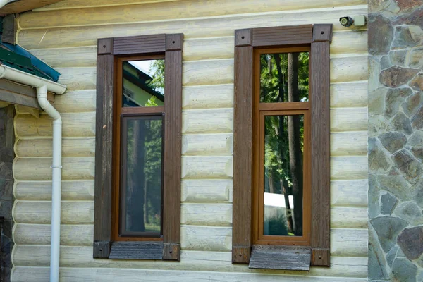 Teil Eines Holzhauses Fenster Mit Holzrahmen Nahaufnahme — Stockfoto