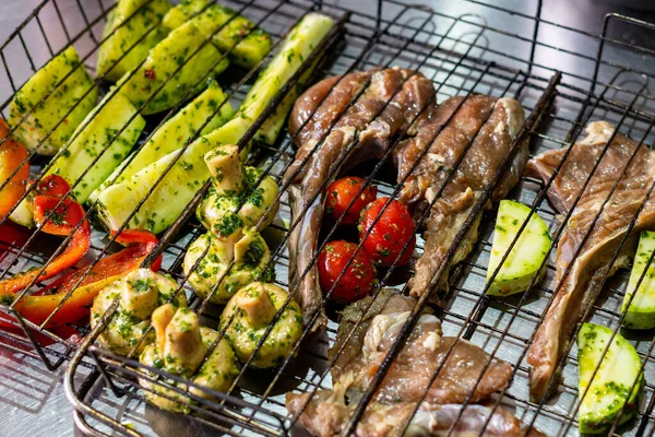 Gegrilde Groenten Vlees Grill Paddenstoelen Tomaten Komkommers Pepers — Stockfoto