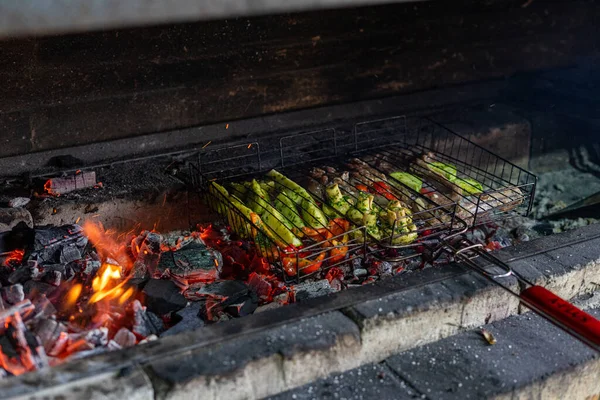 Legumes Grelhados Carne Churrasco Carvão Fogo Para Cozinhar — Fotografia de Stock