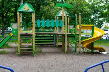 Çocukların renkli slaytları bir sokakta oyun parkını slaytlar.