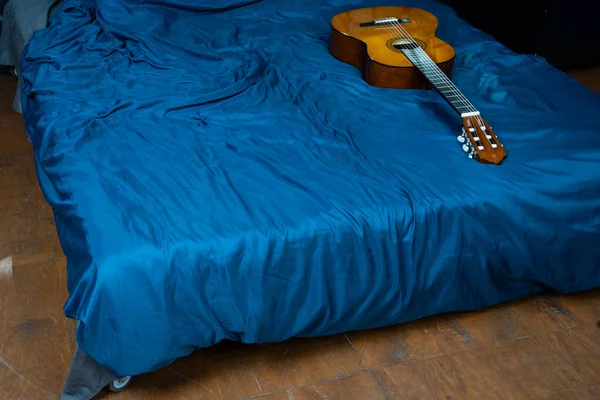 Die Gitarre Liegt Auf Einem Blauen Bett Romantische Komposition — Stockfoto