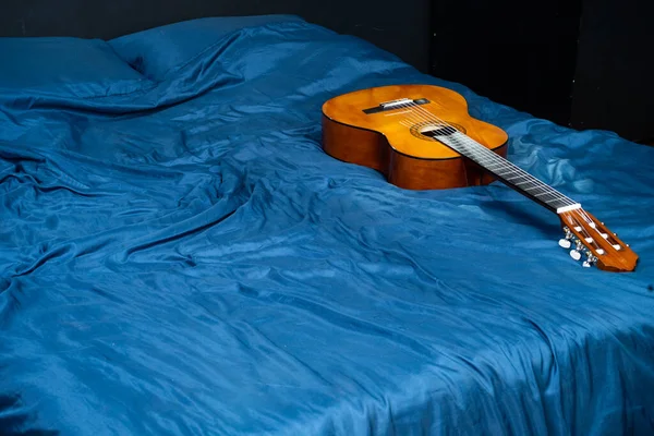 ギターは青いベッドの上にある ロマンチックな構成 テキストの場所 — ストック写真