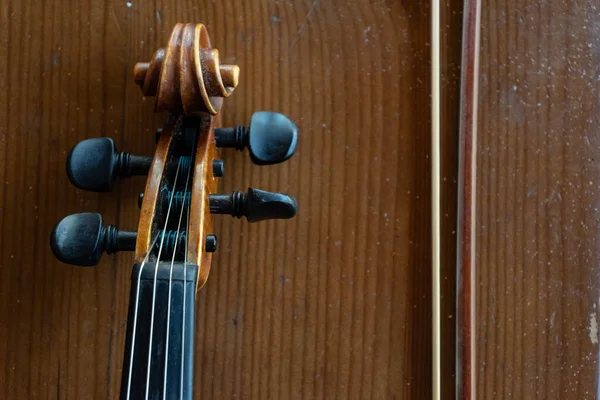 Parte Violino Fundo Marrom Punho Violino Lugar Para Texto — Fotografia de Stock