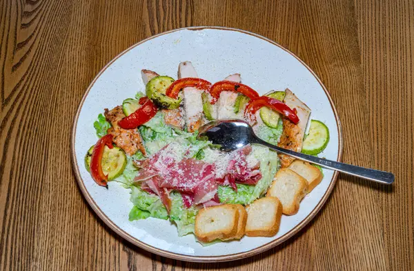 Delicious Healthy Salad Meat Fresh Vegetables — Foto Stock