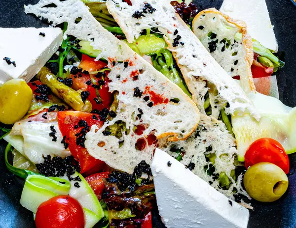 Salad Plate Salad Cheese Bread Ofochas Fruits Black Plate — Fotografia de Stock