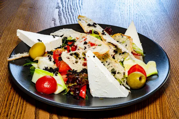 Salad Plate Salad Cheese Bread Ofochas Fruits Black Plate — Foto Stock