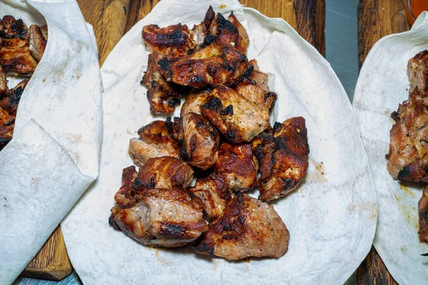 Shish Kebab Pita Klaar Eten Lavash Met Barbecue Een Houten — Stockfoto