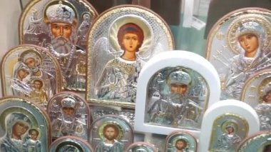Vitrindeki ikonlar. Kuyumcudaki simgeler