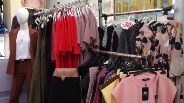 Venta de ropa de mujer en la tienda — Vídeo de stock