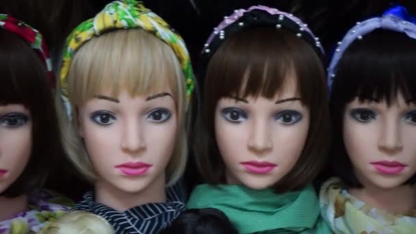 Venda de perucas femininas. Perucas femininas em manequins na loja — Vídeo de Stock