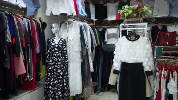 Une variété de vêtements pour femmes dans le magasin de vêtements — Video