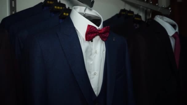 Chaqueta para hombre con corbata y camisa en percha en tienda — Vídeos de Stock