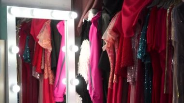 Kadın kıyafetleri mağazasında ışıklı bir ayna.