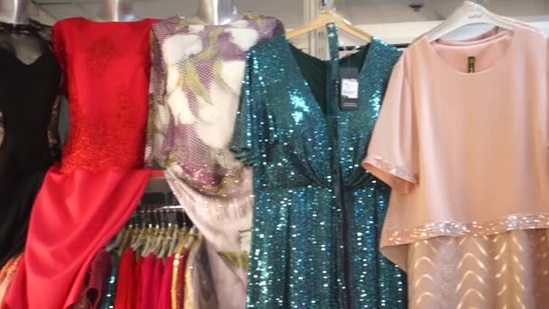 Vestidos y disfraces para mujer cuelgan del escaparate — Vídeos de Stock