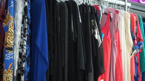Uma variedade de roupas femininas. Vestidos femininos e jeans — Vídeo de Stock