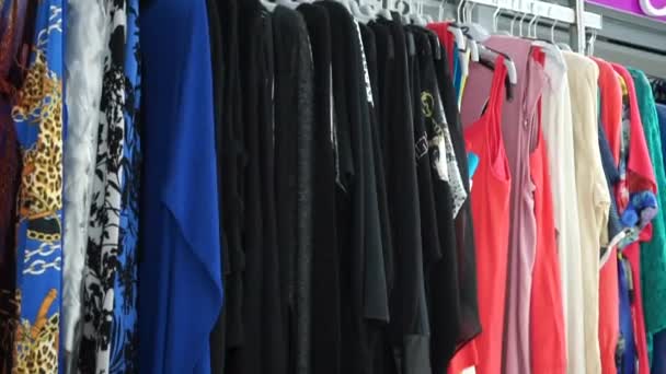 Una variedad de ropa de mujer. Vestidos y vaqueros para mujer — Vídeos de Stock