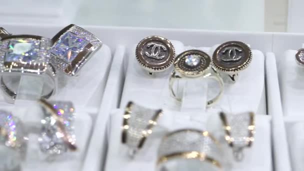 Stříbrné šperky ve výloze obchodu. Svatební prsten a náušnice. Šperky. — Stock video