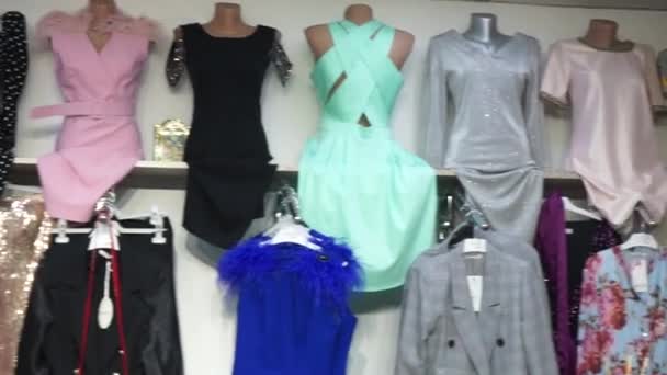 Variedade de roupas femininas em manequins na loja — Vídeo de Stock