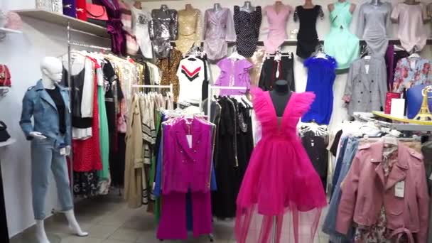 Una variedad de ropa de mujer en exhibición en la tienda — Vídeo de stock