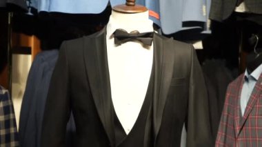 Giysi mağazasında yelek giyen bir erkek.