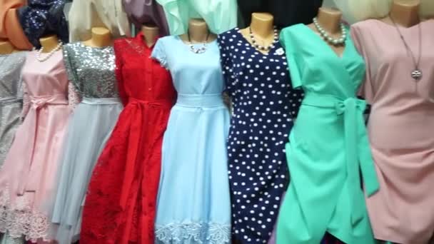 Vestidos Noche Mujer Maniquíes Una Tienda Ropa Mujer — Vídeos de Stock