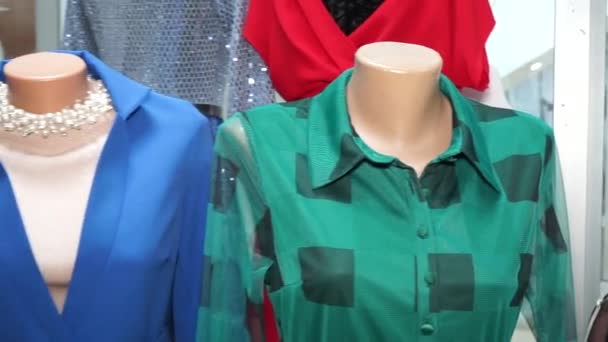 Damen Abendkleider Auf Schaufensterpuppen Einem Damenbekleidungsgeschäft — Stockvideo