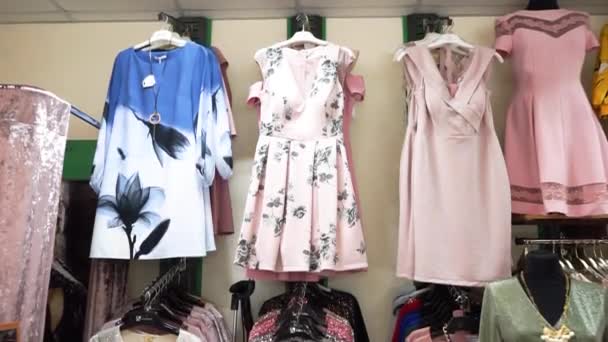 Verschiedene Kleider Werden Laden Verkauft — Stockvideo