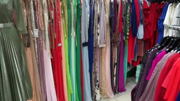 Frauenkleider Und Andere Verschiedene Kleidungsstücke Werden Geschäft Ausgestellt — Stockvideo